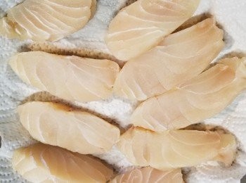 step1: 青衣柳洗淨後切片,用廚房紙吸乾水份