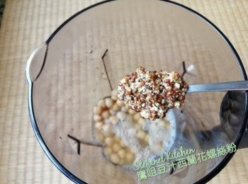 step1: 把整罐鷹咀豆連水一起倒進攪拌機，加入芥末 (可選用法式芥末醬或芥末籽)打至醬狀