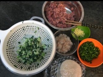 step4: 白菜揸乾水分。
蝦肉切粒。
薑、蔥切粒。