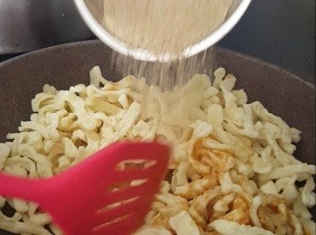 step17: 麵條回鑊炒，加入已炒香的芝麻炒勻