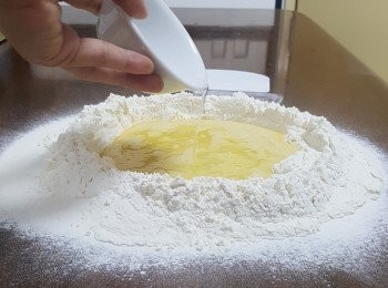 step3: 臭粉加水開釋，蛋液倒入穴中，臭粉水加入蛋液內拌勻