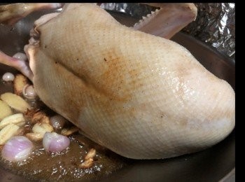 step1: 爆香薑蔥頭.....煎香鴨身..兩面...