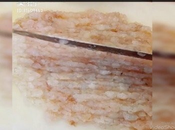 step3: 蝦肉用刀剁成蝦蓉，加入<span class="group_2">調味料</span>拌勻再加入蛋白拌勻成蝦膠。