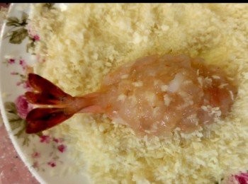 step4: 造型：
蝦膠取適量包裹在虎蝦刺身上，成鵝蛋形，按緊收口、駁口位；