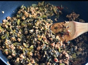 step4: 放酸菜回鑊中炒勻，然後下豆瓣醬，柱候醬，白醋和糖再多炒數分鐘後下青紅椒，在這時請試味，再以自己的口味再加適量的調味品