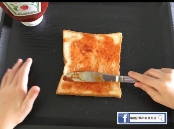 step2: 將番茄醬在方包上塗勻。