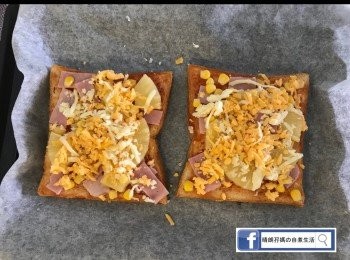 step4: 鋪上 Mozzarella 和 Cheddar 芝士，份量各一半。