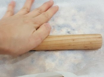 step5: 倒入牛油紙上，用木棍輕輕碌成正方形或長方形，待暖