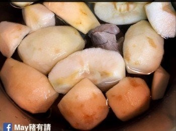 step3: 所有材料放入鑄鐵鍋後加水，蓋上後先用中火將水煮滾，再轉小火煲約2小時。或以壓力煲煲約1小時，開蓋後再大火煮約15分鐘。喝前加少許鹽調味。