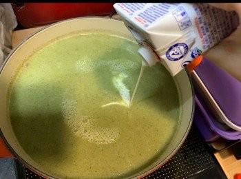 step8: 加入適量忌廉。