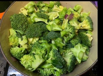 step4: 加入西蘭花炒淋。