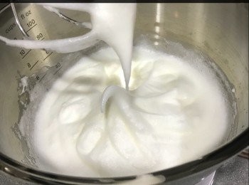 step3: 1）蛋白同半份糖打至濕性，勾勾向下
