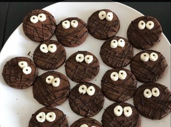 step5: 將棉花糖剪半，用朱古力痴實，再用朱古力同白朱古力裝飾