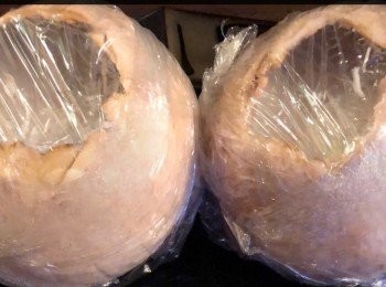 step5: 蒸時，將椰壳用保鮮紙整個包好，隔水以大火約10分鐘，然後中火蒸約20分鐘便成。