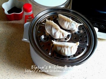 step9: 美的早餐機的煲仔加入2杯水份量 , 放上蒸架 , 放上幾隻冬菇雞肉餃