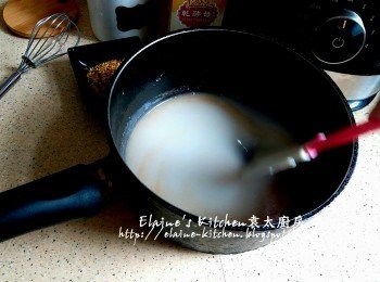 step9: 1茶匙水及酵母放入碗內拌勻 , 加入米漿糊內拌勻