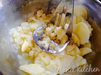 step2: 隔去水份後，用薯壓或叉壓成蓉
(切勿用攪拌機打，會起膠至很難取出)