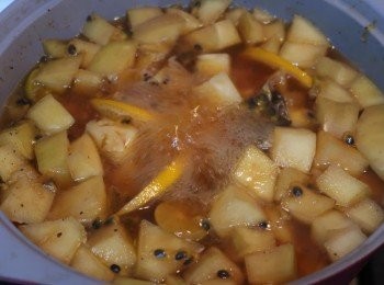 step3: 滾沸後轉成小火燜煮15-20分鐘。