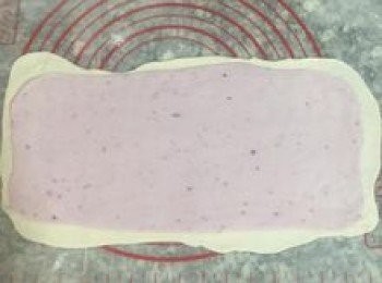 step13: 第一種擀法（單片桿）：
兩個麵糰各取150g，先桿平白麵糰再桿平<span class="group_2">紫山藥麵糰</span>，在白麵糰表面上刷一點水後，將紫麵糰蓋在白麵糰上，略桿一下；
