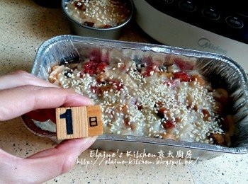 step16: 如食煎蘿蔔糕的話 , 需待涼1小時 , 蓋上保鮮紙入雪櫃靜待一晚 , 食前切片或切粒 , 放入鑊中用慢火慢慢煎至兩面金黃色即可