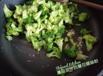 step4: 西蘭花切細，出水後，放一粒蒜蓉在鑊加油炒熟