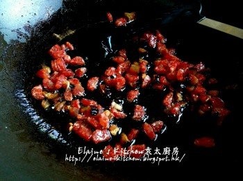 step4: 將臘腸粒 , 臘肉粒入鑊用中火炒香