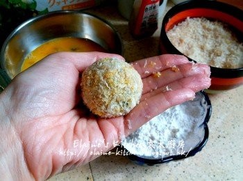 step6: 用手唧出魚球後 , 逐一沾上麵粉 >> 雞蛋液 >> 麵包糠