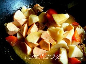 step13: 15分鐘後加入薯仔及蕃薯拌勻 , 蓋上蓋繼續用慢火煮5分鐘