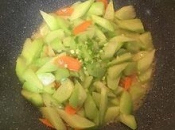 step7: 開蓋試吃調整鹹度後，撒上蔥花拌勻，即可起鍋。