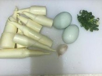 step1: 皎白筍去殻洗淨；蒜洗淨；蔥洗淨切花；