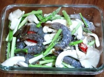 step3: 之後擺進處理好的秀珍菇、蘆筍、蝦子、
加入所有<span class="group_2">調味</span>，再次拌勻