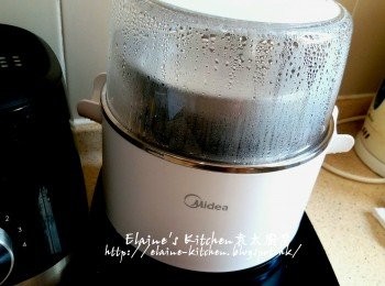 step11: 蒸碗掃上油 , 將米漿糊放入 , 放入美的早餐機蓋上蓋蒸20分鐘  , 取出待涼切件 , 最後灑上桂花糖即可