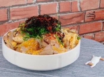 step10: 將做好的配料放在白飯上，最後上面點一些綠蔥絲、海苔絲、七味粉即可享用。