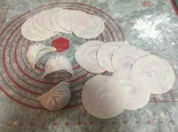 step17: 桿好後的麵皮如沒有要馬上包，要記得先沾上麵粉後才堆疊，以免沾黏。