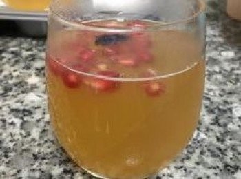 step12: 再放入石榴或食用花瓣做裝飾（因為比重的不同所以石榴粒和花瓣會浮起來），接著就可以放入冷藏中，冰鎮1小時以上，直到蜂蜜檸檬汁也成凍即可喔～