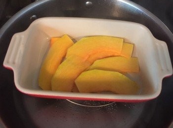step1: 南瓜去皮切片 水滾中火蒸10-15分鐘