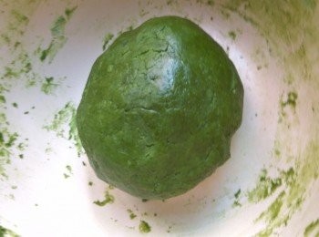 step5: 牛油室溫放軟，加入糖打發蓬鬆。蛋和奶先混合，分3次加到蓬鬆牛油中，攪拌至均勻。
低筋粉和綠茶粉先過篩，加入牛油蛋液中搓勻成餅皮麵團。