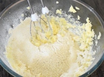 step2: 篩入麵粉、杏仁粉、梳打粉和鹽，拌勻
