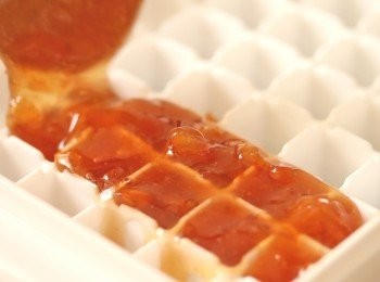 step1: 把高島草莓柚子茶放入迷你冰格中，置於雪櫃冷凍(-18℃)12小時以上。