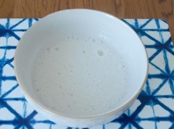 step2: 先打發蛋白至有泡沫，然後下糖，拌勻