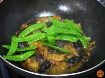 step5: 接著再放入已事先汆燙好的綠色蔬菜拌炒均勻