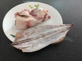 step1: 乾魷魚需用水浸軟備用，浸過乾魷魚的水備用 。