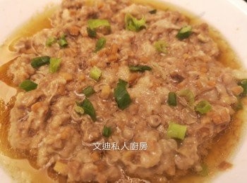 step9: 蒸出來水份不要倒掉，豬肉會慢慢吸回肉汁。可撒上蔥花即成。