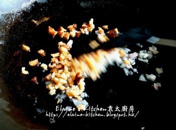 step4: 鑊中加入乾蔥粒爆香 , 加入冬菇粒 , 蝦米粒拌勻用中火炒數分鐘至有香味