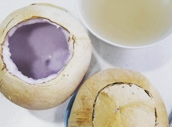 step1: 先開好椰皇，倒出椰皇水備用。(記得唔好開太大個口，咁容量可以多啲)