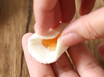 step5: 把約1/3茶匙草莓柚子茶放到粉糰中間包起後搓圓，重覆做出20粒湯丸。