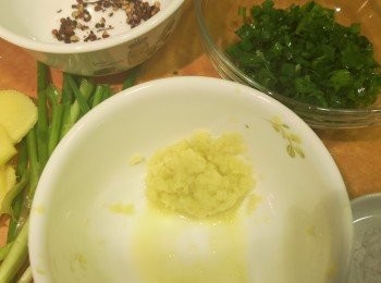 step1: 先預早用<span class="group_2">醃料</span>醃豬扒，再準備其他材料。