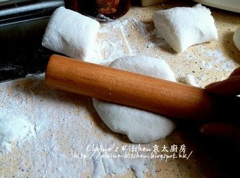 step11: 將每個小麵糰用手壓扁 , 再用麵棍整成圓餅形