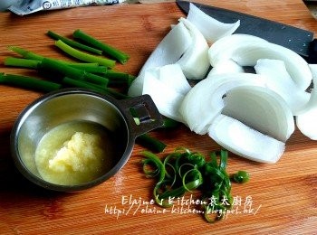 step4: 洋蔥切塊 , 蔥切段及切幼絲 , 薑去皮蘑成薑汁蓉