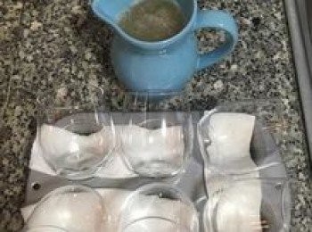 step5: 準備好容器，因為想做單杯的愛玉凍，省去食用時還要舀來舀去的麻煩，所以漢子選了6個玻璃水杯；